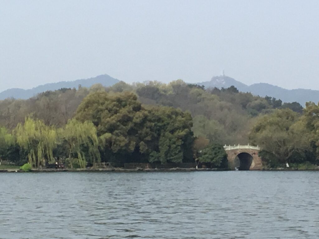 West Lake Hangzhou First Visit: How to Spend 1–2 Days in Early Autumn