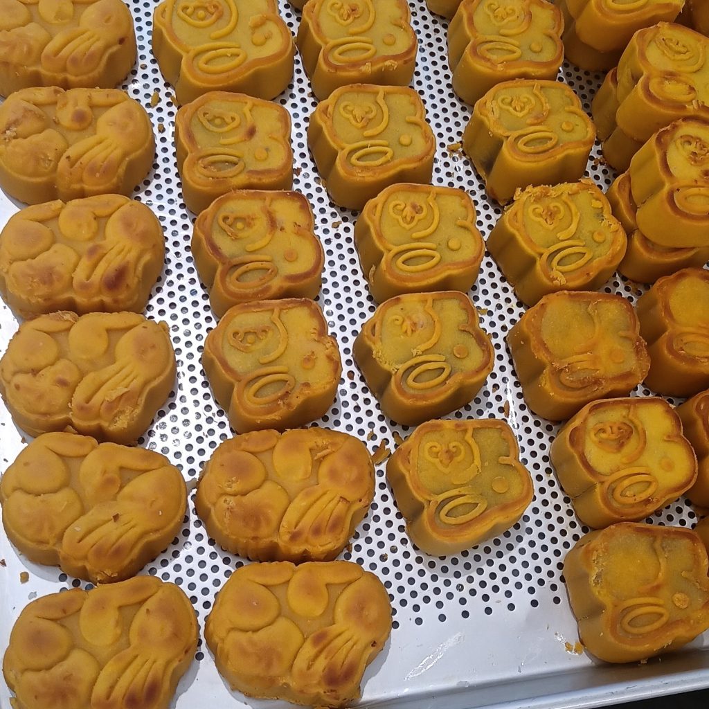 Buying Mid-Autumn Mooncakes as Gifts Without Wasting Money 2026