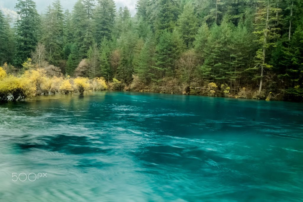 Turquoise lakes and autumn forests in Jiuzhaigou National Park