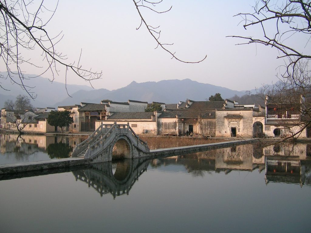 What Chinese Hosts Expect When You Visit Their Hometown