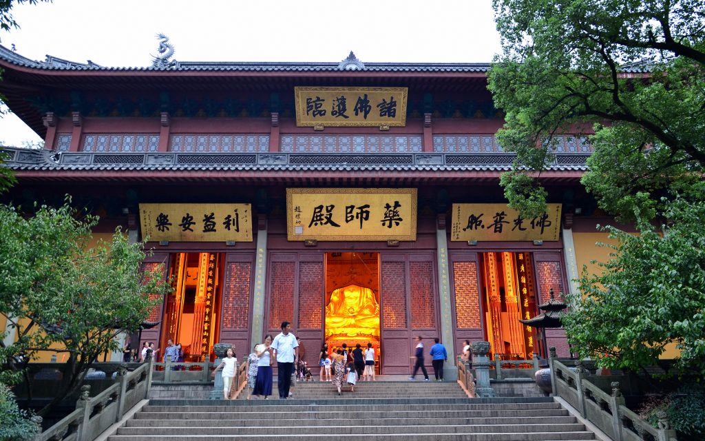 Hall and courtyard at Lingyin Temple in Hangzhou