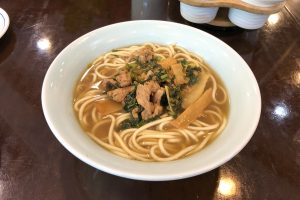 Bowl of Hangzhou pian'er chuan noodles with bamboo-shoot slices in broth