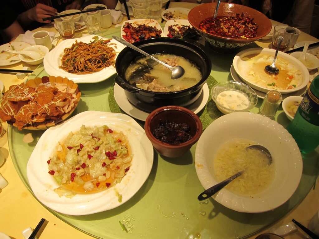 Invited to a Mid-Autumn Family Dinner in China: What Guests Actually Do