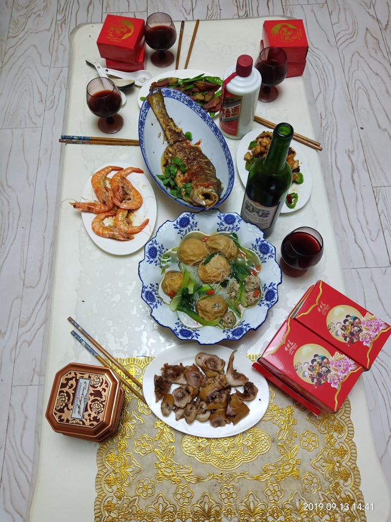 Mid-Autumn Family Reunion Dinner Etiquette for Foreign Guests