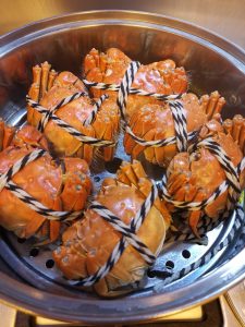 Steamed Yangcheng Lake hairy crabs with orange roe after cooking