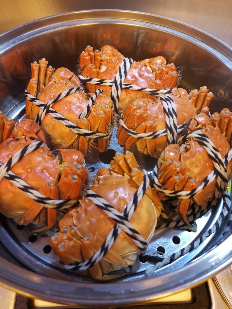 Steamed Yangcheng Lake hairy crabs with orange roe after cooking