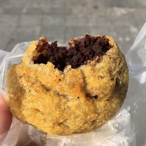 Golden fried sticky rice zhagao cakes with crisp shells, the same dish family as Tianjin Erduoyan fried cake