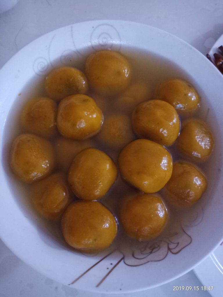 When My Colleague Shared Homemade Mooncakes