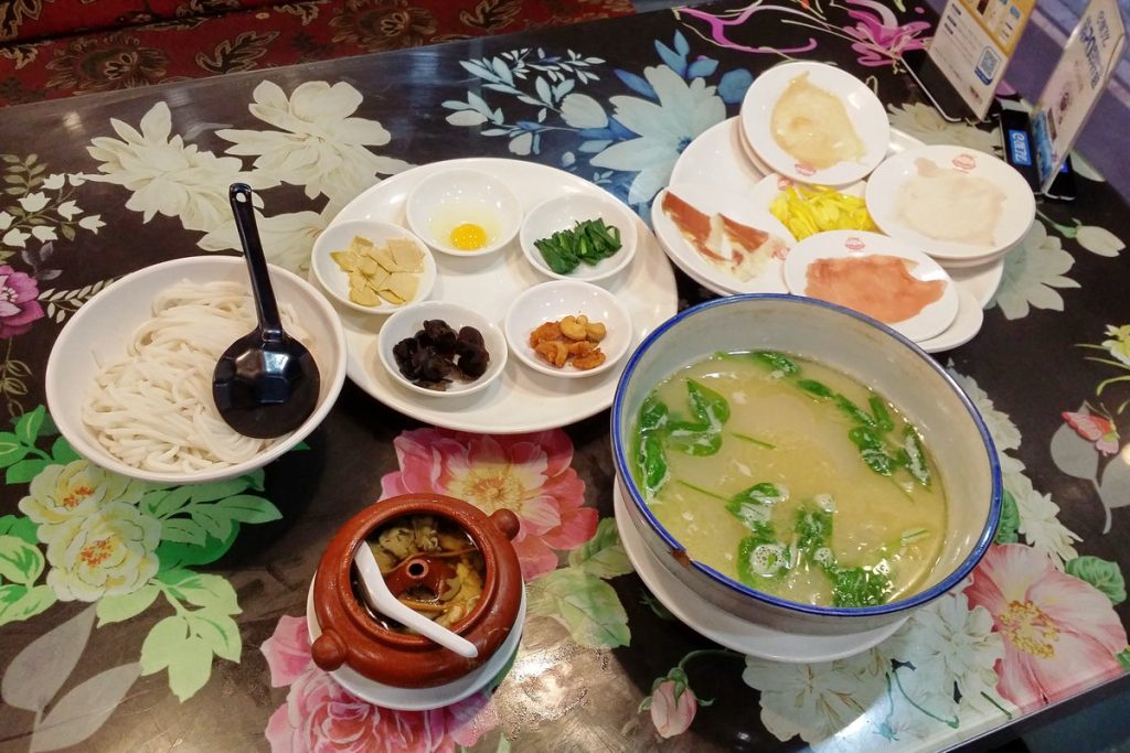 Yunnan Crossing Bridge Noodles (Guoqiao Mixian) First-Timer Guide