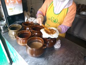 Grilled Yunnan erkuai rice cakes at a Kunming street stall with savoury toppings