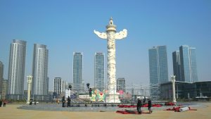 Central ceremonial column and open plaza views at Dalian’s Xinghai Square