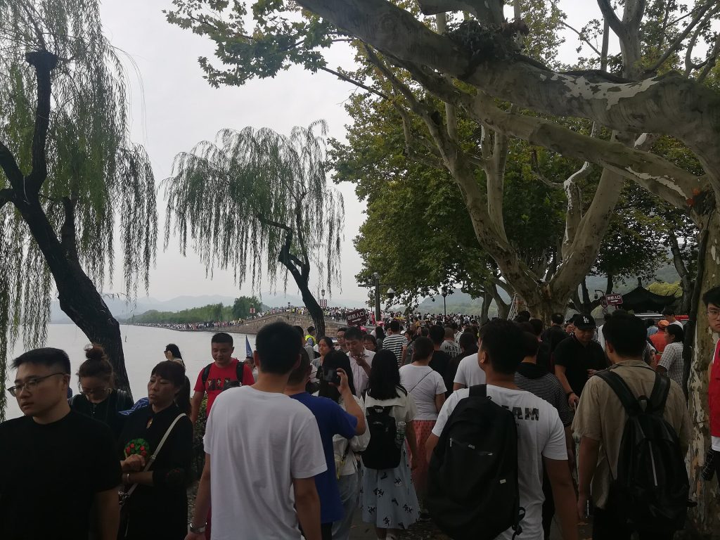 Broken Bridge (Duanqiao) and lake views along Hangzhou’s West Lake Bai Causeway