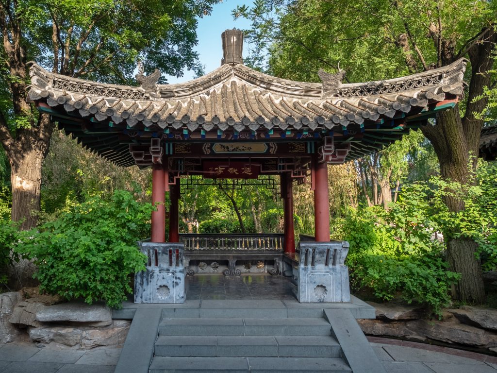 Pavilion and spring pool scenery inside Jinan’s Baotu Spring park