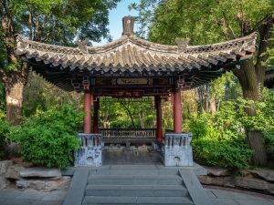 Pavilion and spring pool scenery inside Jinan’s Baotu Spring park