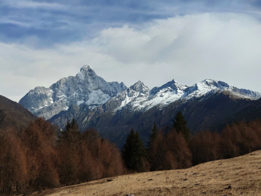 Mount Siguniang in Late Autumn 2026: Valleys, Sunrise Views and Cold-Weather Tips