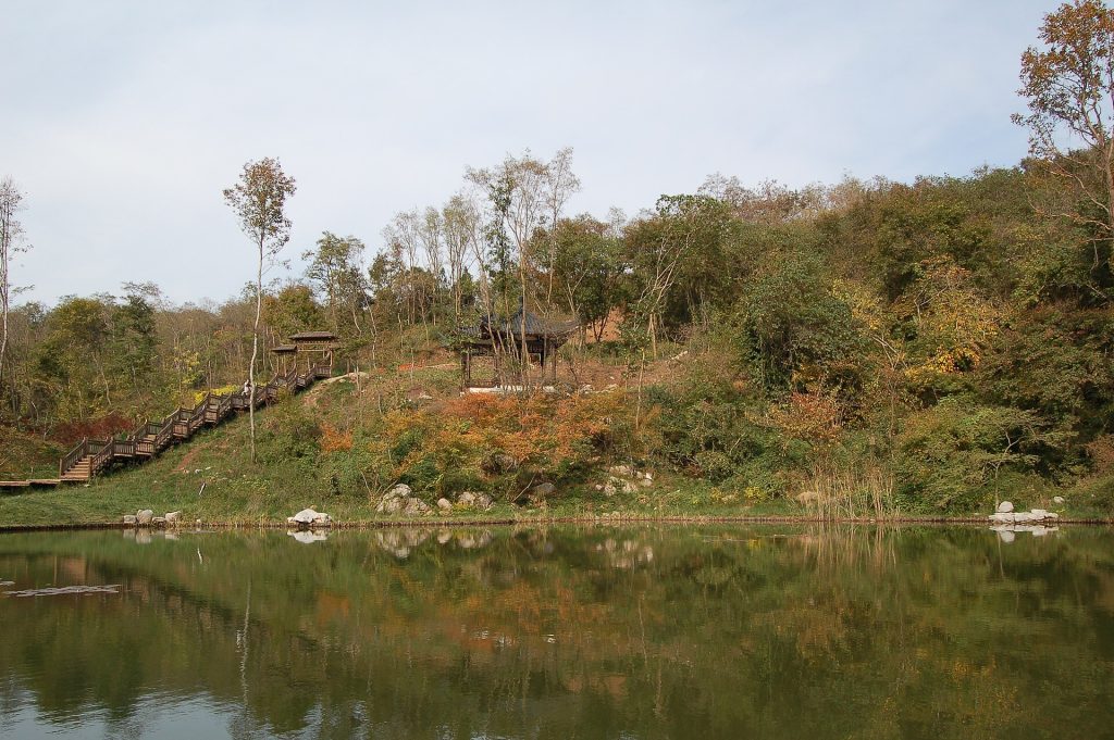 Maple Forest Lake pavilion and autumn hillside at Nanjing’s Qixia Mountain scenic area