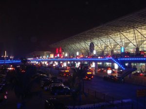 Shenzhen Bao’an Airport arrivals hall with luggage carts and bilingual signs